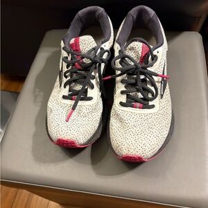 Brooks Athletic Shoes - White and Pink